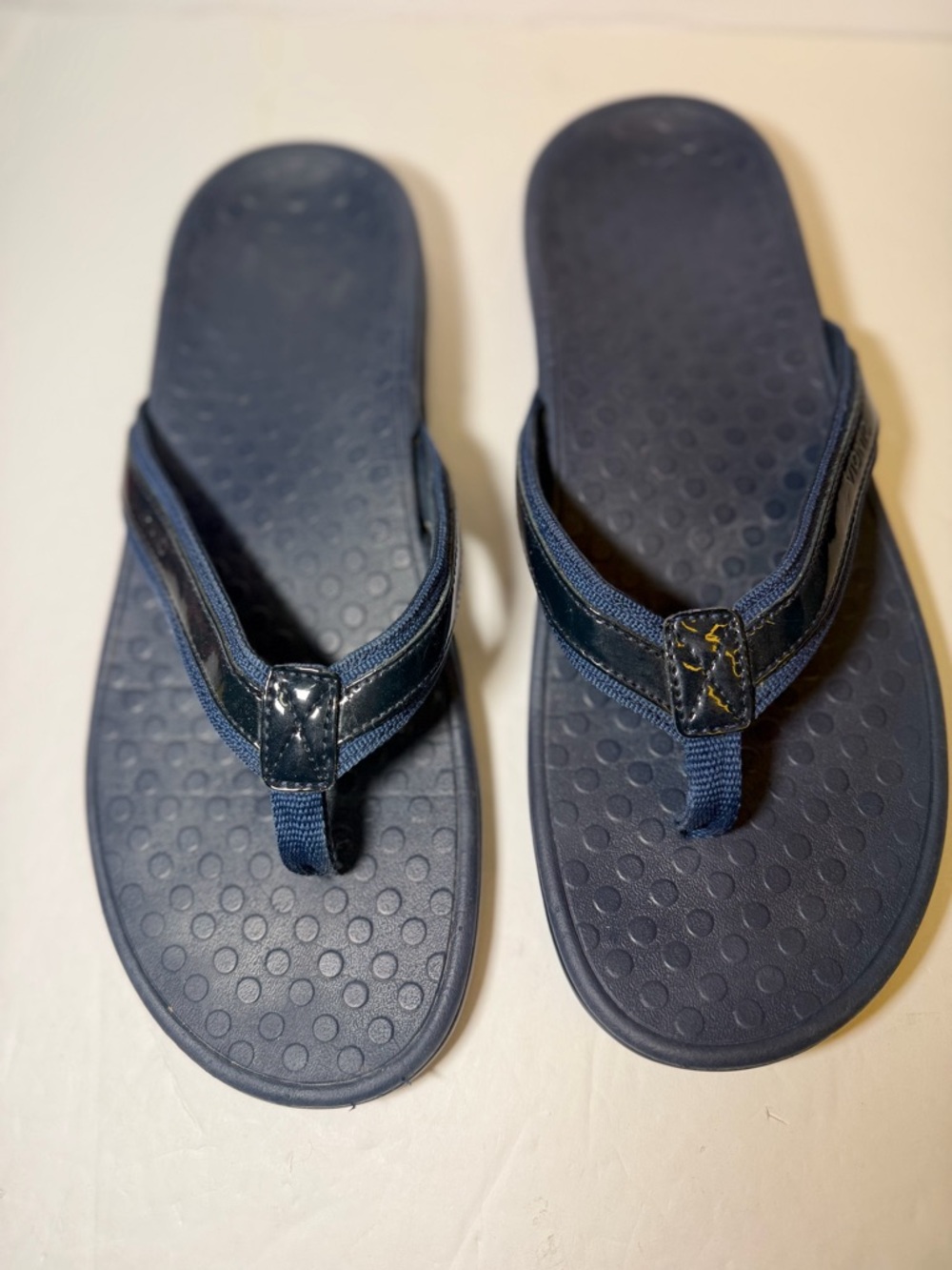 Vionic Tide II orthopedic toe post sandals in a navy blue color Woman’s 11